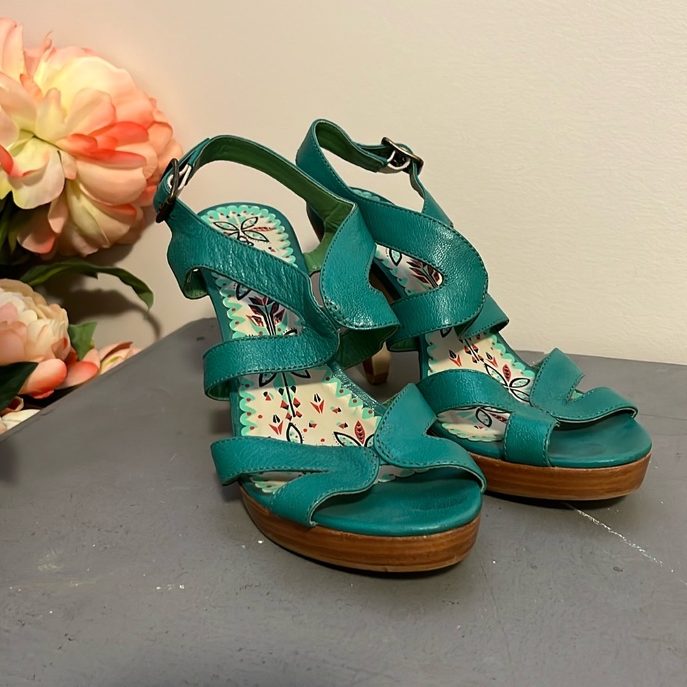 Chic Teal Strappy Sandals